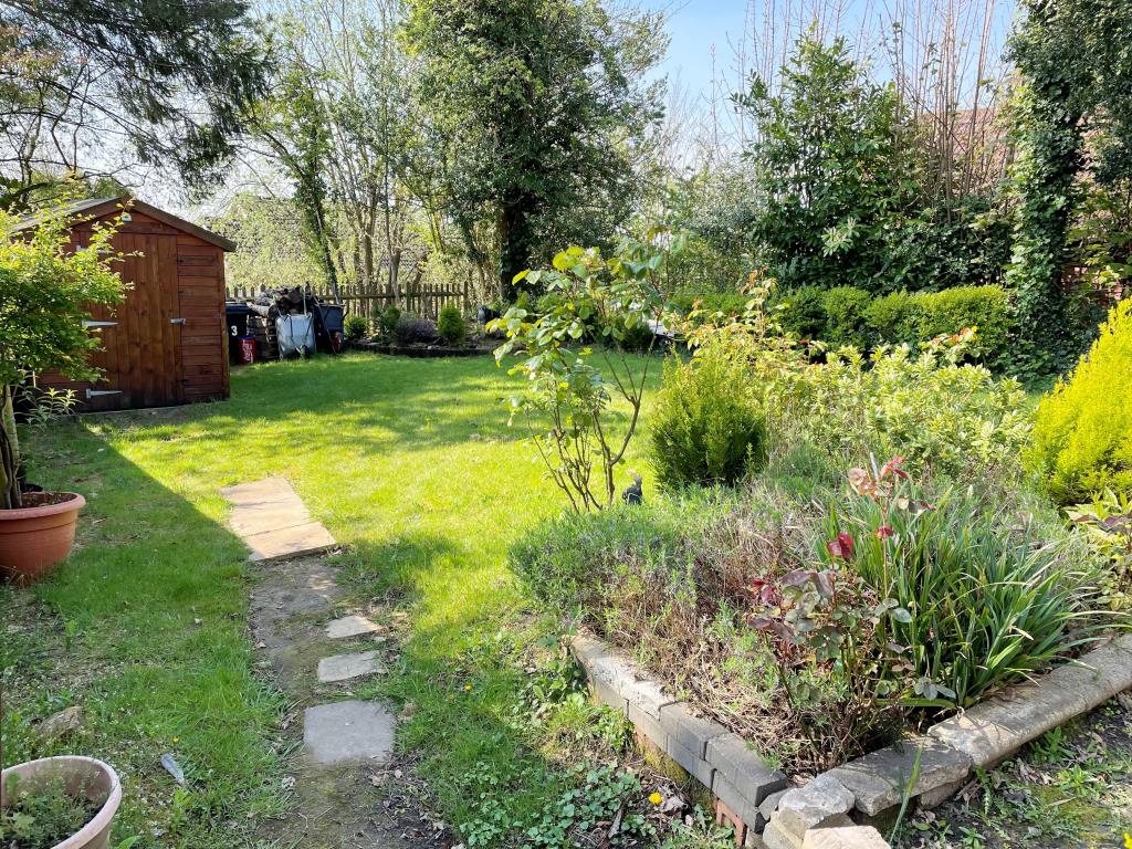 Lot: 25 - CHARACTER COTTAGE WITH GOOD SIZE GARDEN -